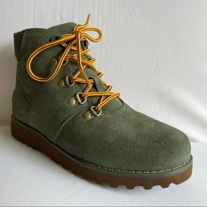 UGG Kids Olive Hilmar CWR Lace Up Waterproof Boot. Size 2.  NWT